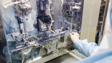 Operator work on infusion pharmaceutical industry | Image Credit: © xmagics - © xmagics - stock.adobe.com