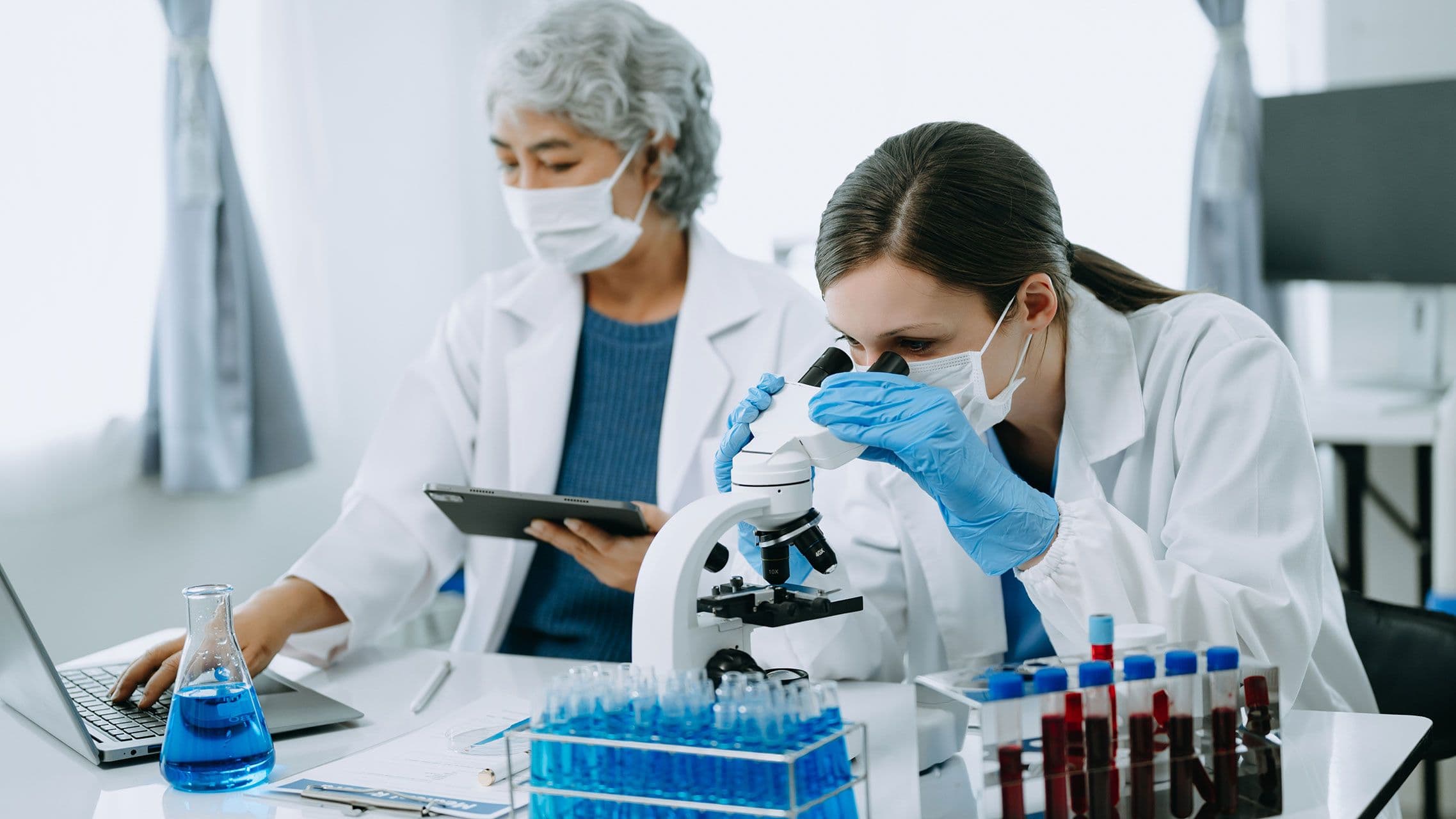 Two scientist or medical technician working, having a medical discuss meeting with an Asian senior female scientist supervisor in the laboratory with online reading, test samples and innovation | Image credit: © Nuttapong punna - stock.adobe.com