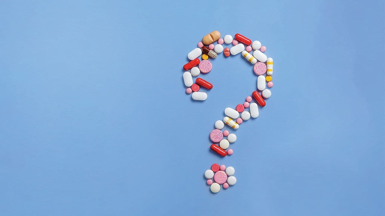 Question mark made of lots of pills and capsules on color background | Image Credit: © Kirill - stock.adobe.com