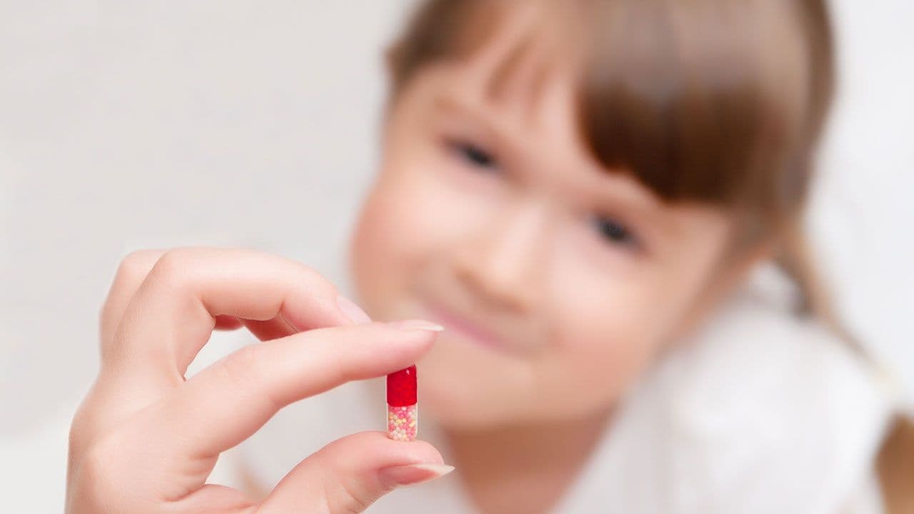 Woman give pill to little girl | Image Credit: © Boris Riaposov - stock.adobe.com