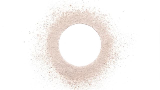 Beige cosmetic or make up powder isolated on white. | Image Credit:©triocean – stock.adobe.com